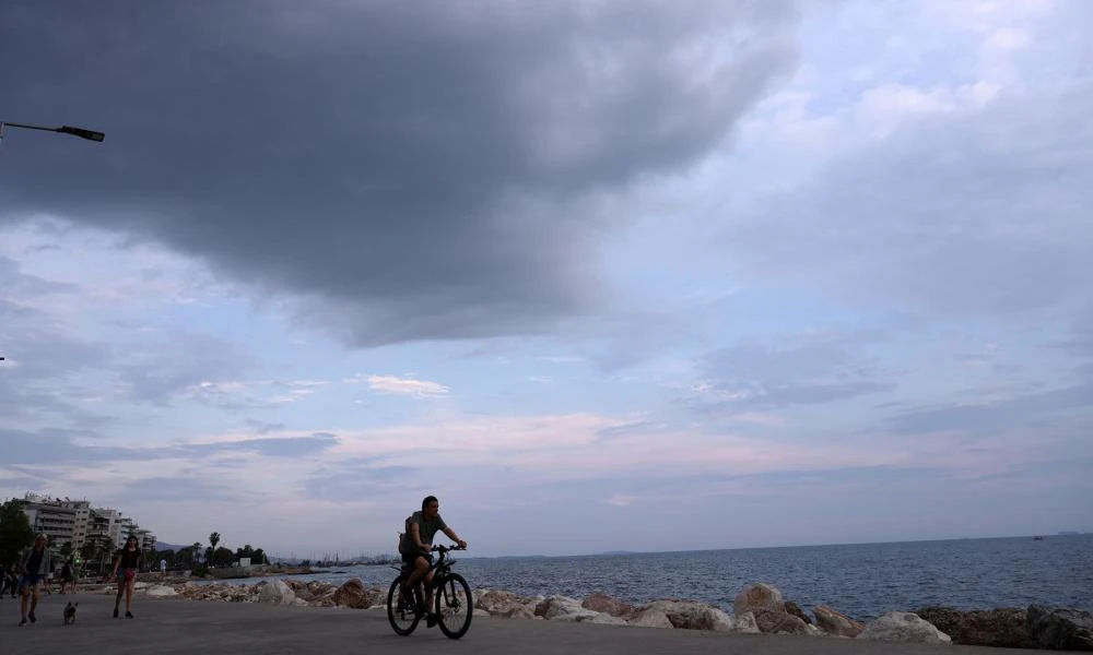 Διπρόσωπος ο καιρός σήμερα με τοπικές βροχές και καταιγίδες